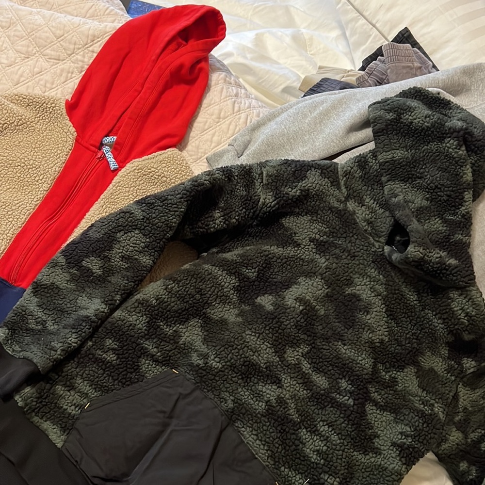 2 sweaters - Picture 2 of 2